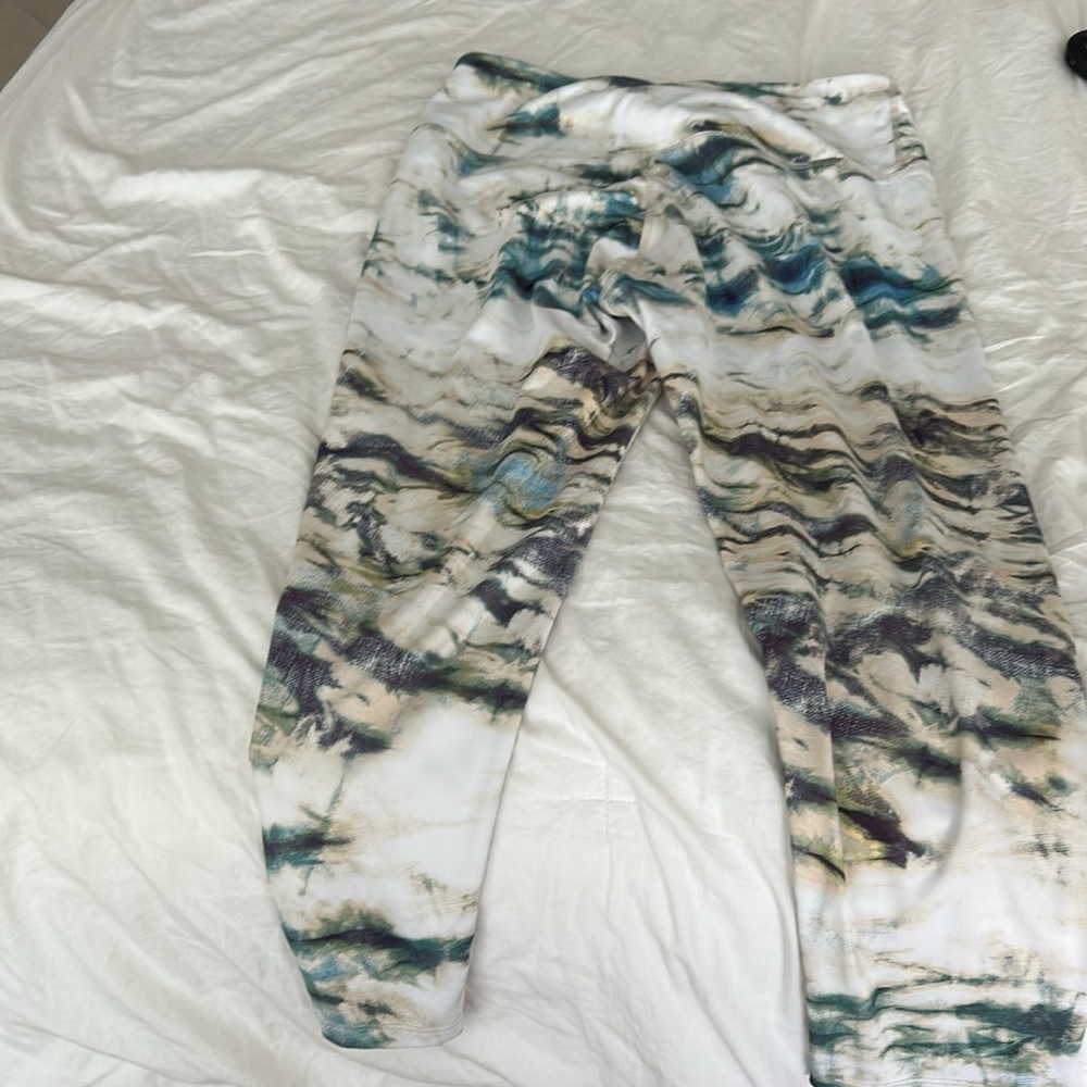 APANA cropped legging with Unique Color Pattern - Picture 5 of 5